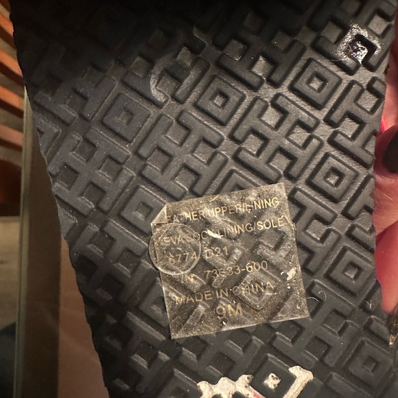 TORY BURCH, red leather thong sandal. - Picture 9 of 12